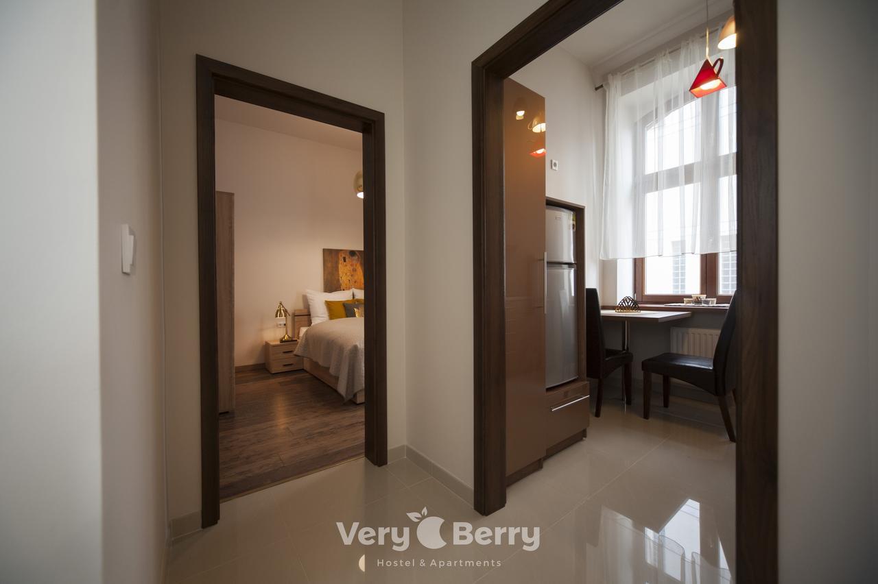 Przestronny Very Berry W Poznaniu Z Dwiema Sypialniami By Renters Apartment