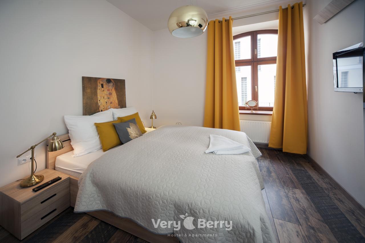 Przestronny Very Berry W Poznaniu Z Dwiema Sypialniami By Renters Apartment